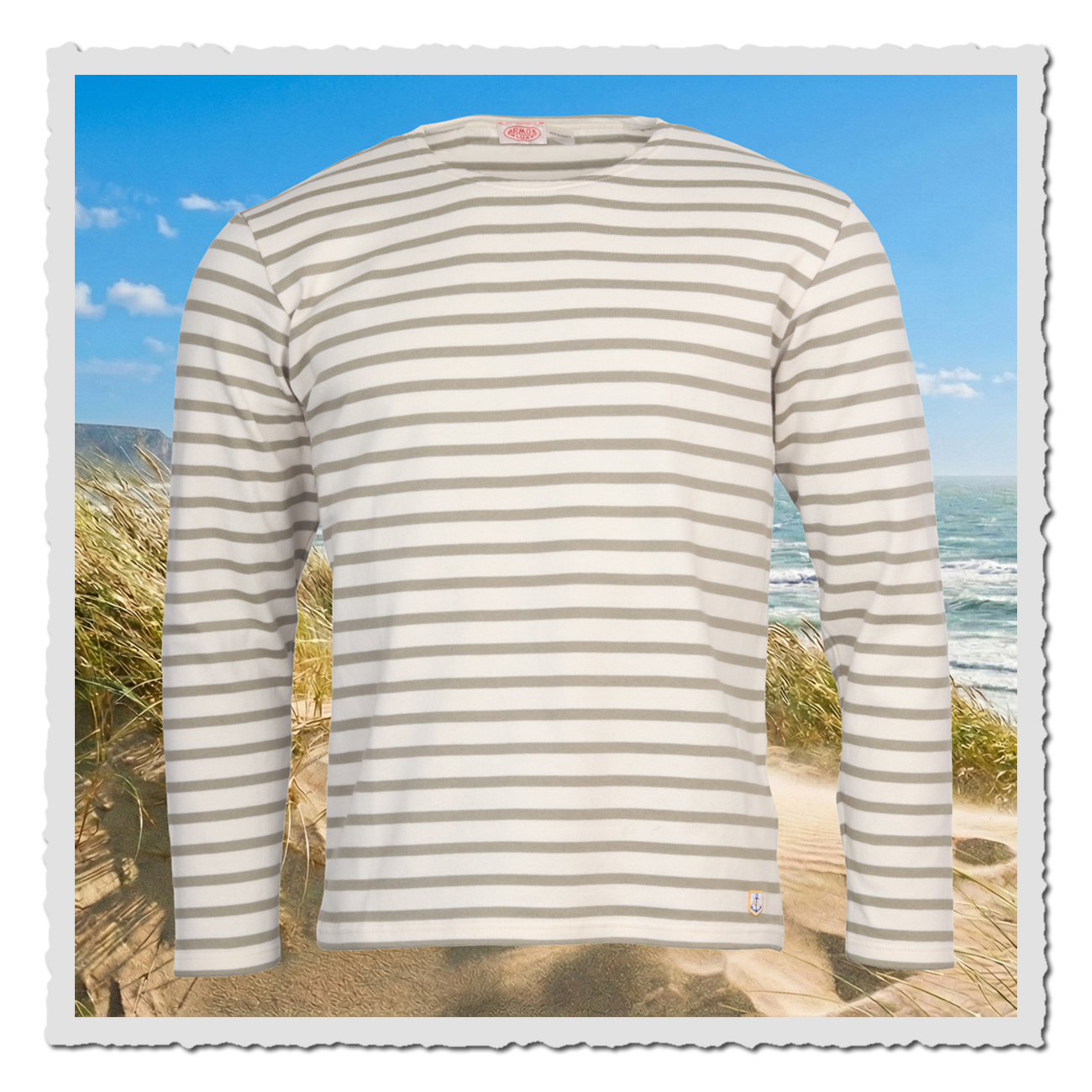 Gestreiftes Armor Lux Matrosen-Shirt nature argile, offwhite-lindgrüne Streifen, langärmliges Herrenshirt, locker fallend, vor Dünenlandschaft und Meer platziert.
